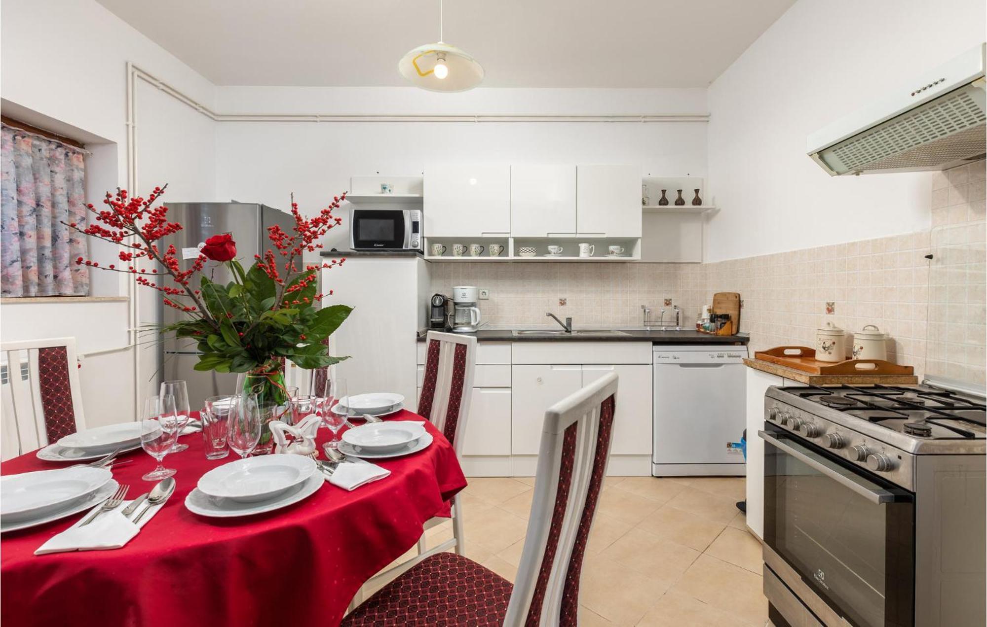 2 Bedroom Gorgeous Apartment In Kostrena Exteriör bild